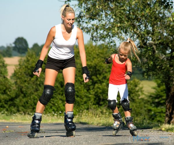 550063528bbd4-mother-child-roller-blading-s3