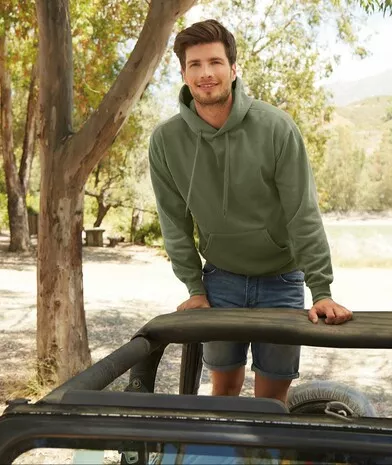 muzhskaya tolstovka s kapyushonom